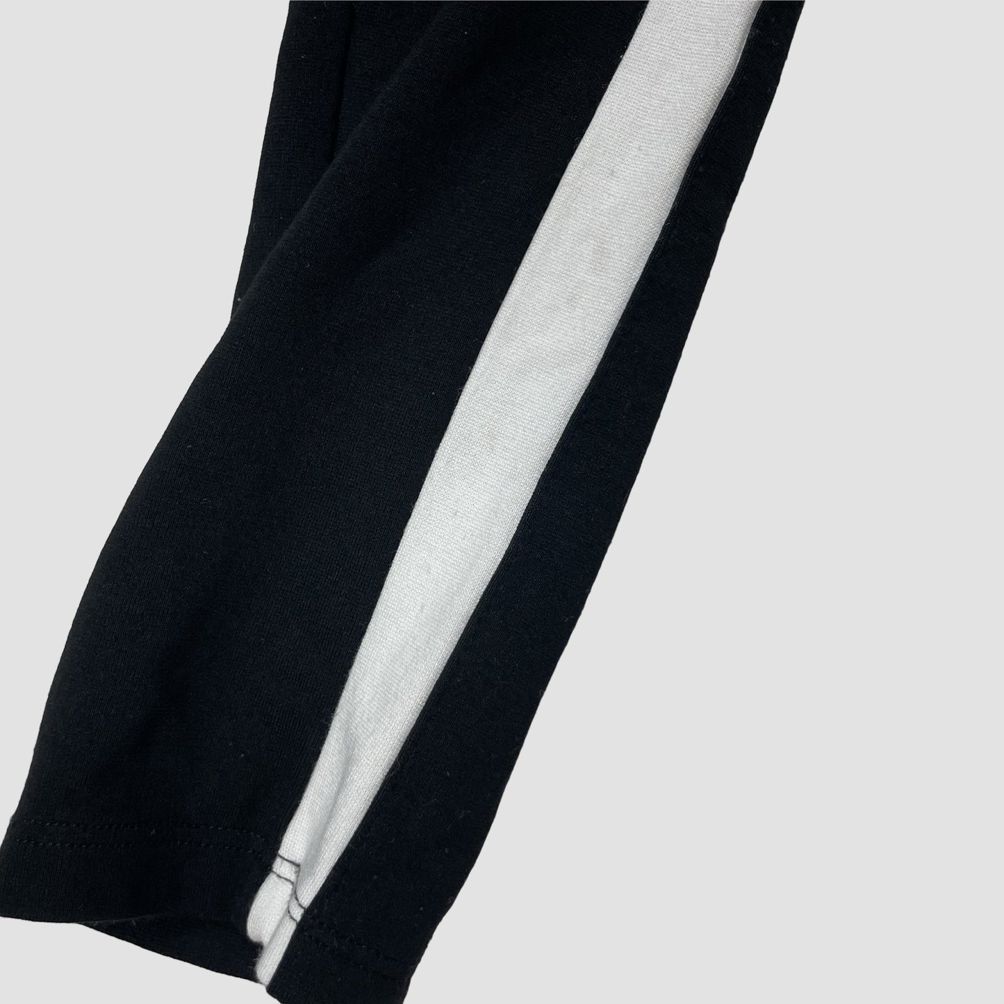 Schwarze Leggings mit weißen Seitenstreifen von River Island, Größe 9–10 Jahre – detail
