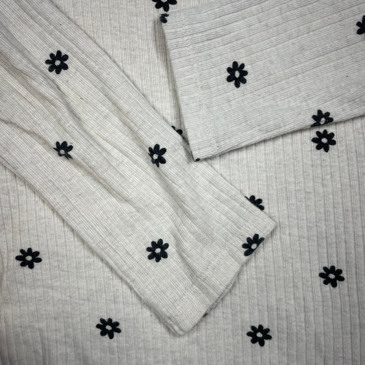 Beiges F&F Langarmshirt mit schwarzen Blumen, Rippstruktur, Größe 10–11 Jahre – detail