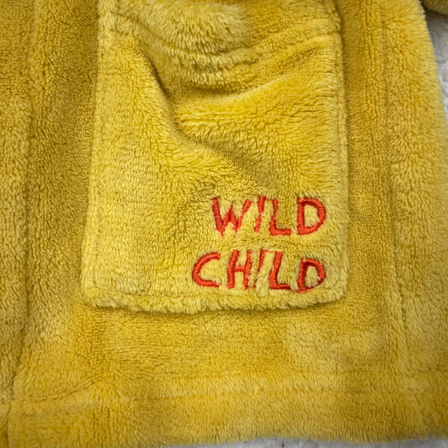 Gelber Kinder-Bademantel mit Löwenkapuze und Stickerei, Größe 6–12 Monate – pocket
