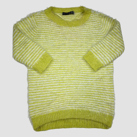 Gelb-weiß gestreifter flauschiger Pullover mit langen Ärmeln von Atmosphere