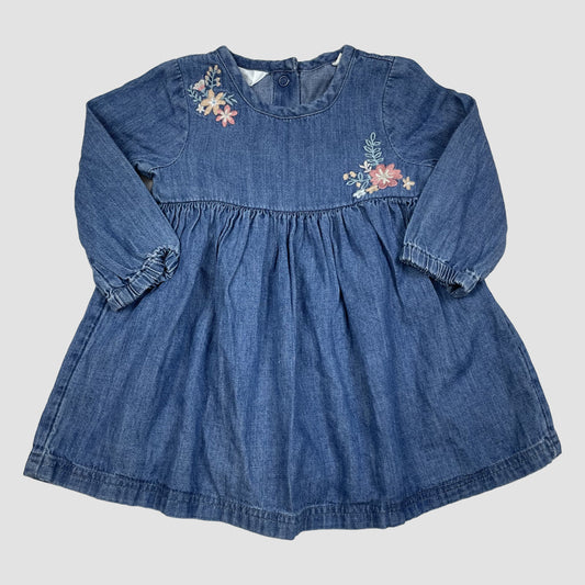 Blaues Denim-Kleid mit integrierter Body-Partie und Blumenstickerei von M&Co, Größe 0–3 Monate – front