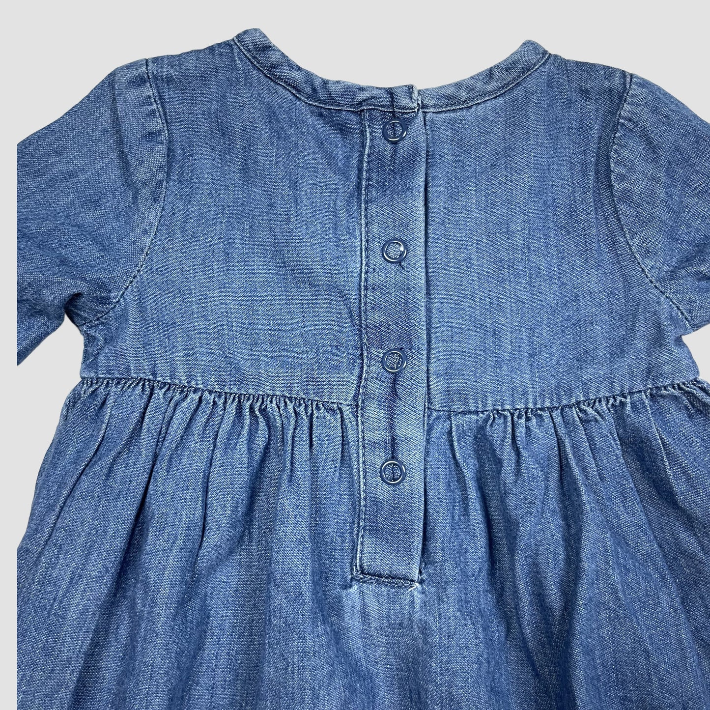 Blaues Denim-Kleid mit integrierter Body-Partie und Blumenstickerei von M&Co, Größe 0–3 Monate – back