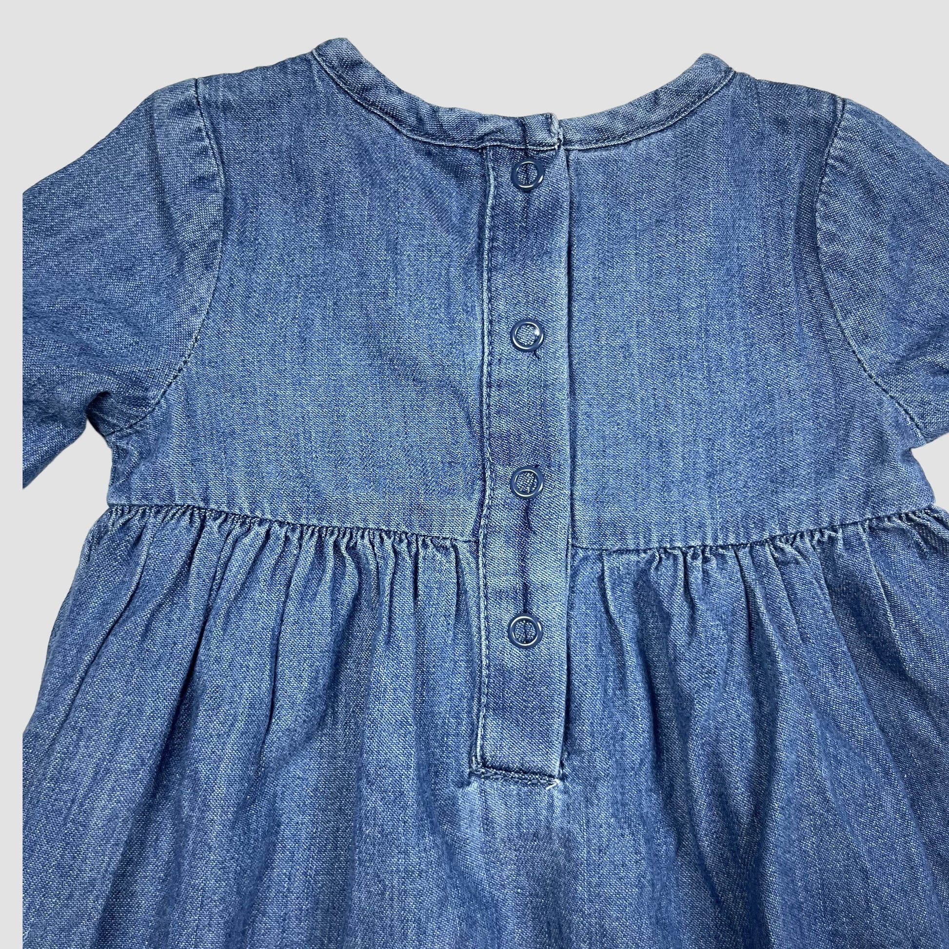 Blaues Denim-Kleid mit integrierter Body-Partie und Blumenstickerei von M&Co, Größe 0–3 Monate – back