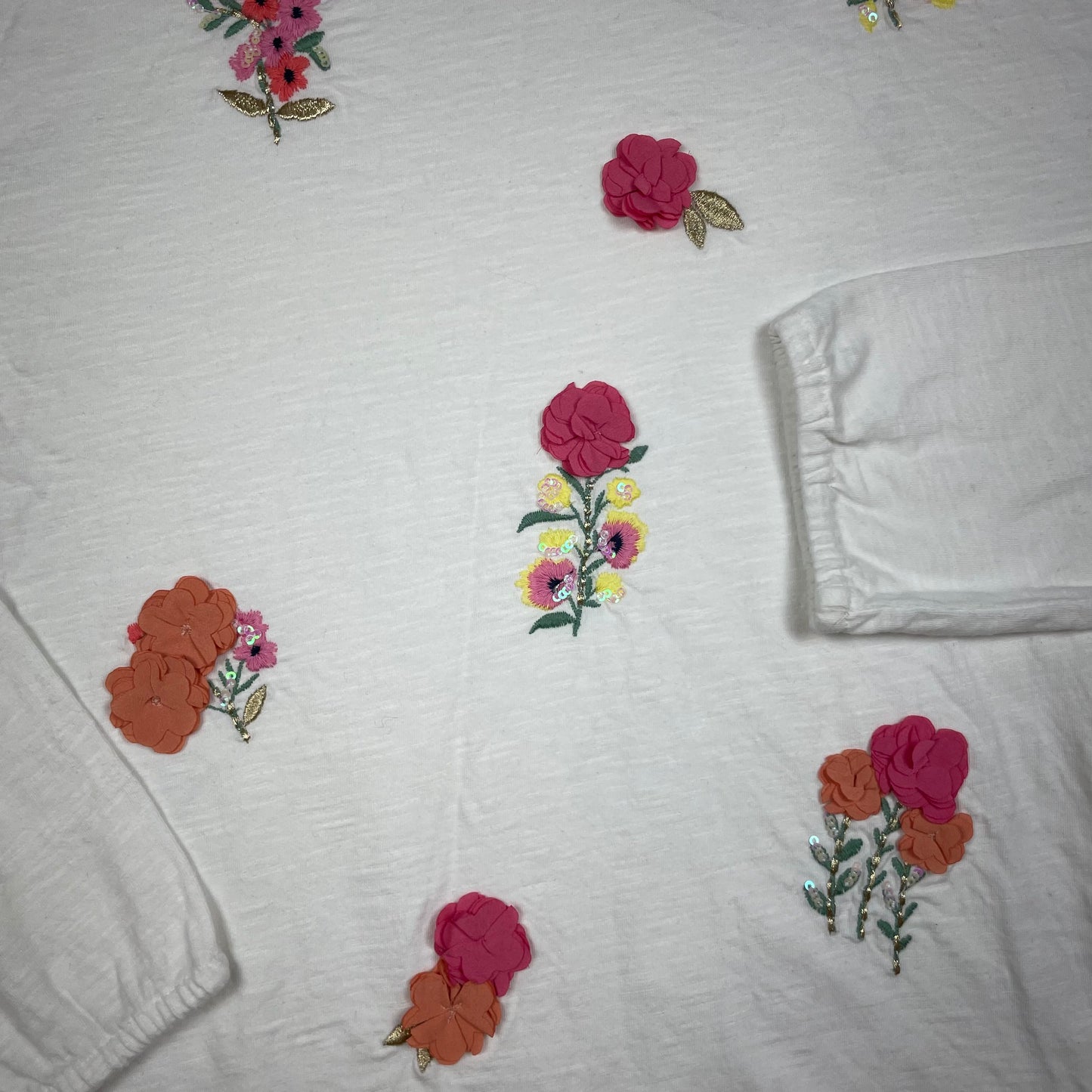 Weißes Langarmshirt mit Blumen von John Lewis, Größe 146 – detail