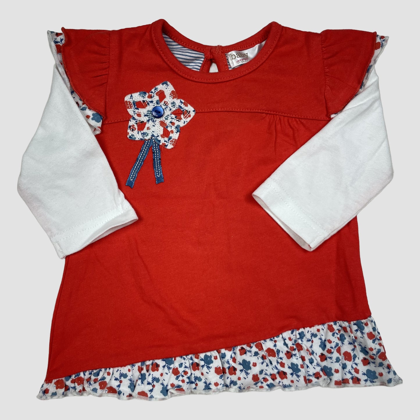 Rotes Baby-Kleid von M&Co mit weißen langen Ärmeln, Blumenapplikation und Rüschen-Saum – front