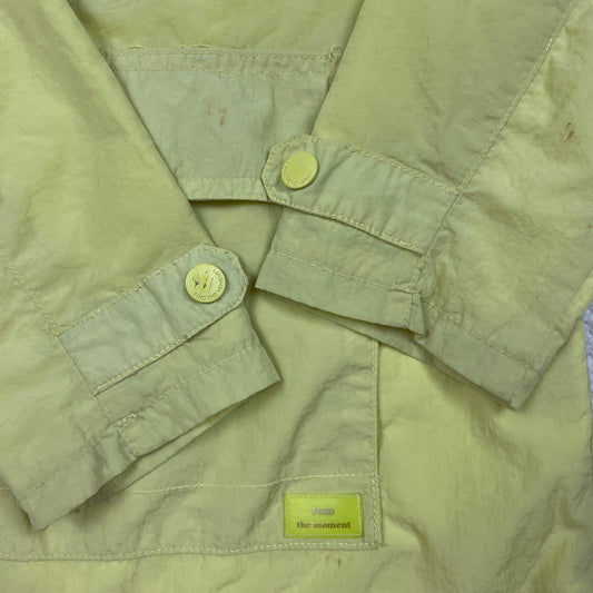 Gelber Kinder-Anorak mit Kapuze, Größe 98, Vorderansicht – detail