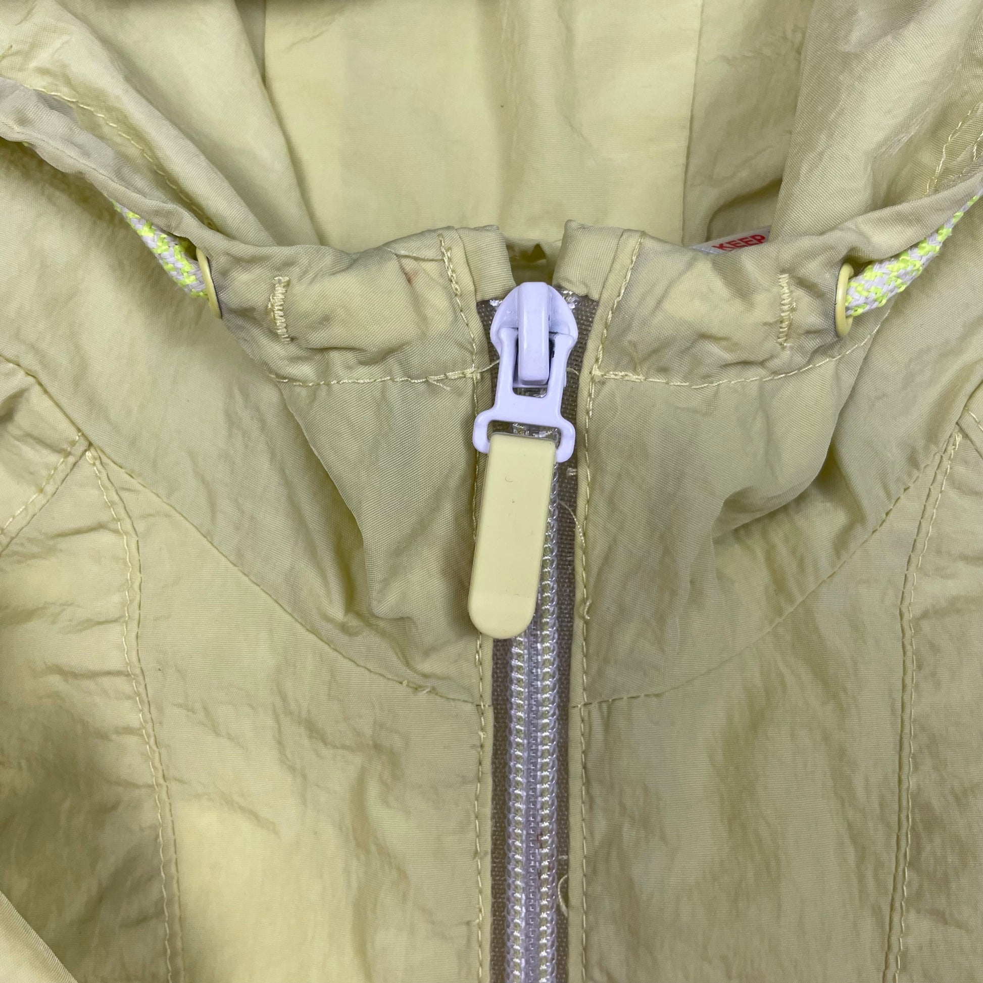 Gelber Kinder-Anorak mit Kapuze, Größe 98, Vorderansicht – zip