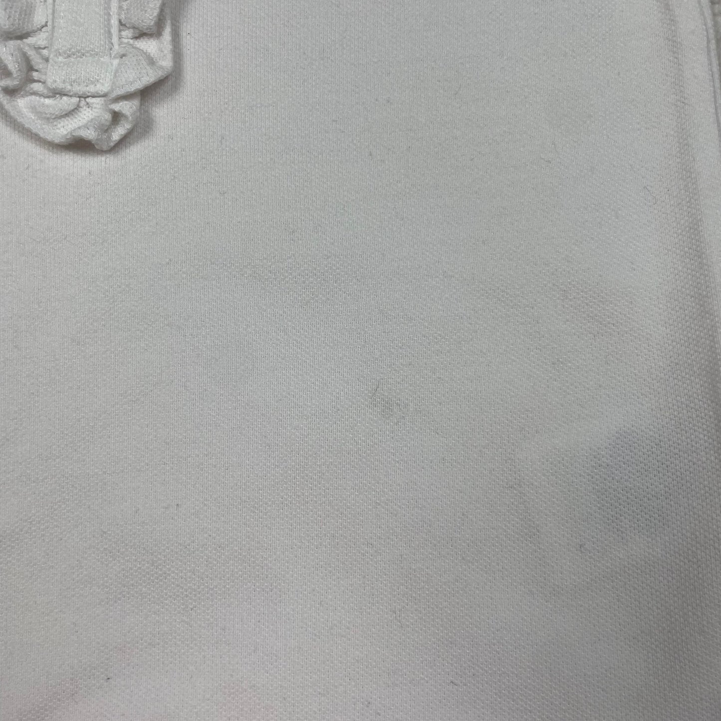 Weißes Polo-T-Shirt für Mädchen mit Rüschen und kurzer Knopfleiste – detail