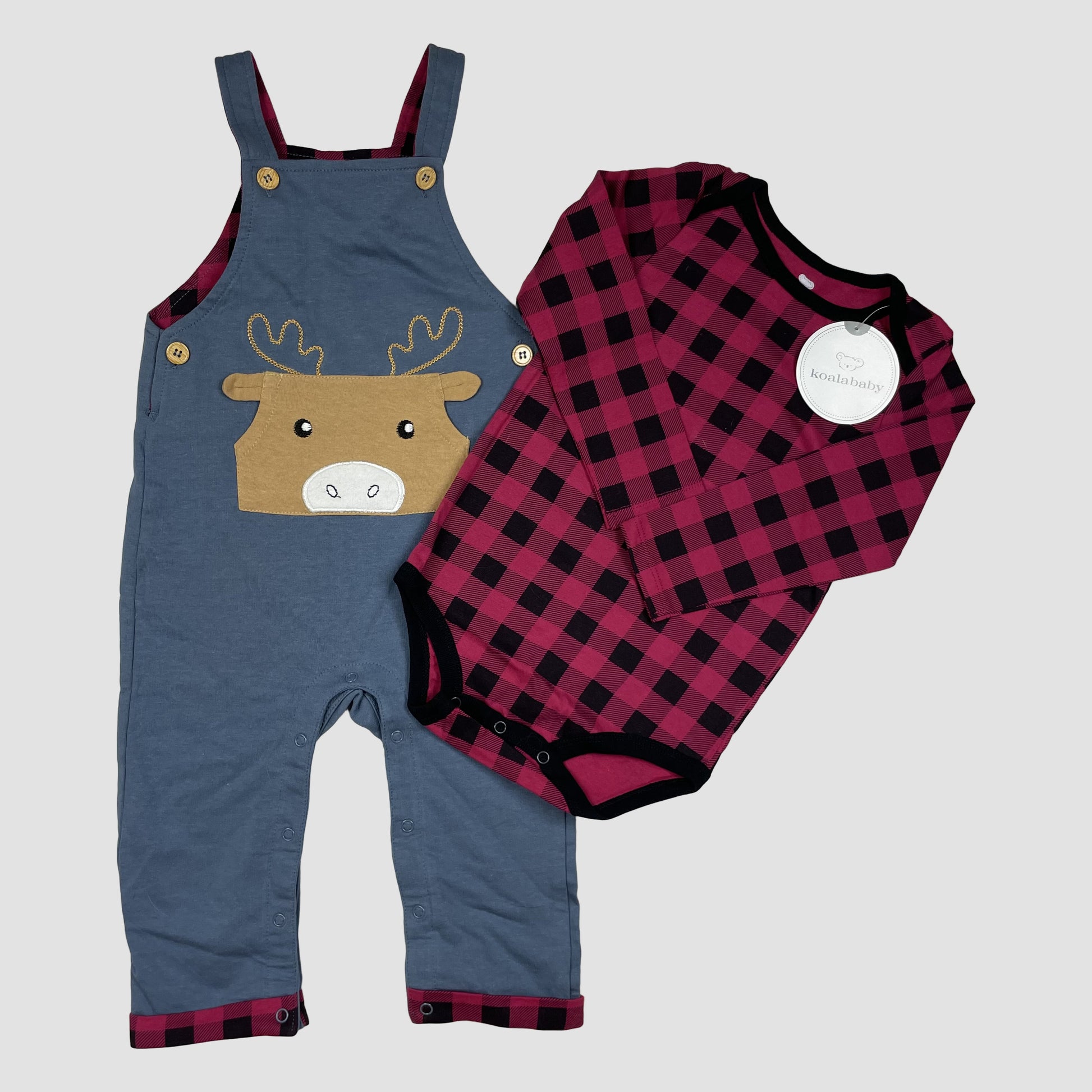 Set aus blaugrauer Latzhose mit Elchapplikation und rot-schwarzem kariertem Langarmbody – front