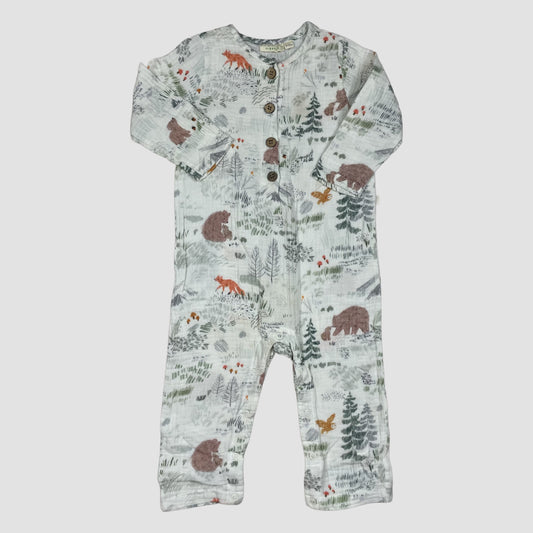 Weißer Baby-Overall mit Waldtier-Print und Holzknöpfen, Größe 9–12 Monate – front