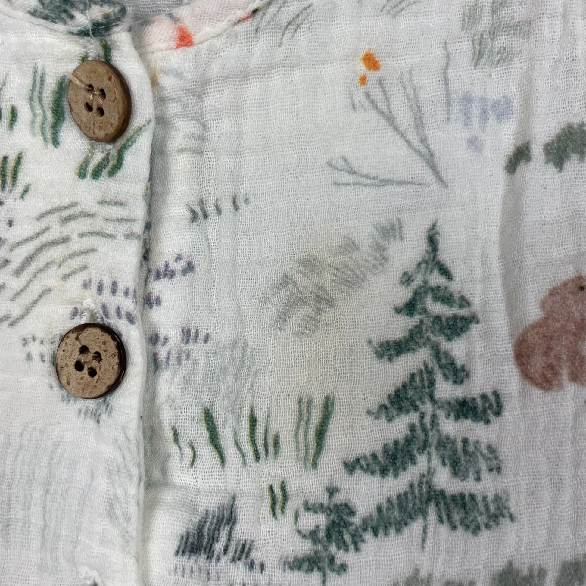 Weißer Baby-Overall mit Waldtier-Print und Holzknöpfen, Größe 9–12 Monate 5