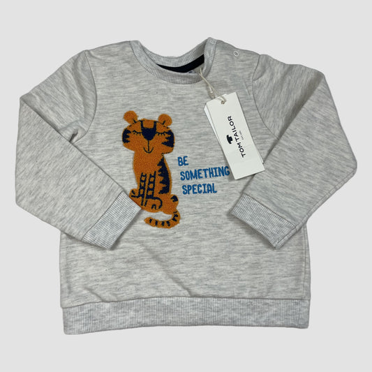 Graues Tom Tailor Baby-Sweatshirt Größe 86 mit Tiger-Applikation und Etikett – front