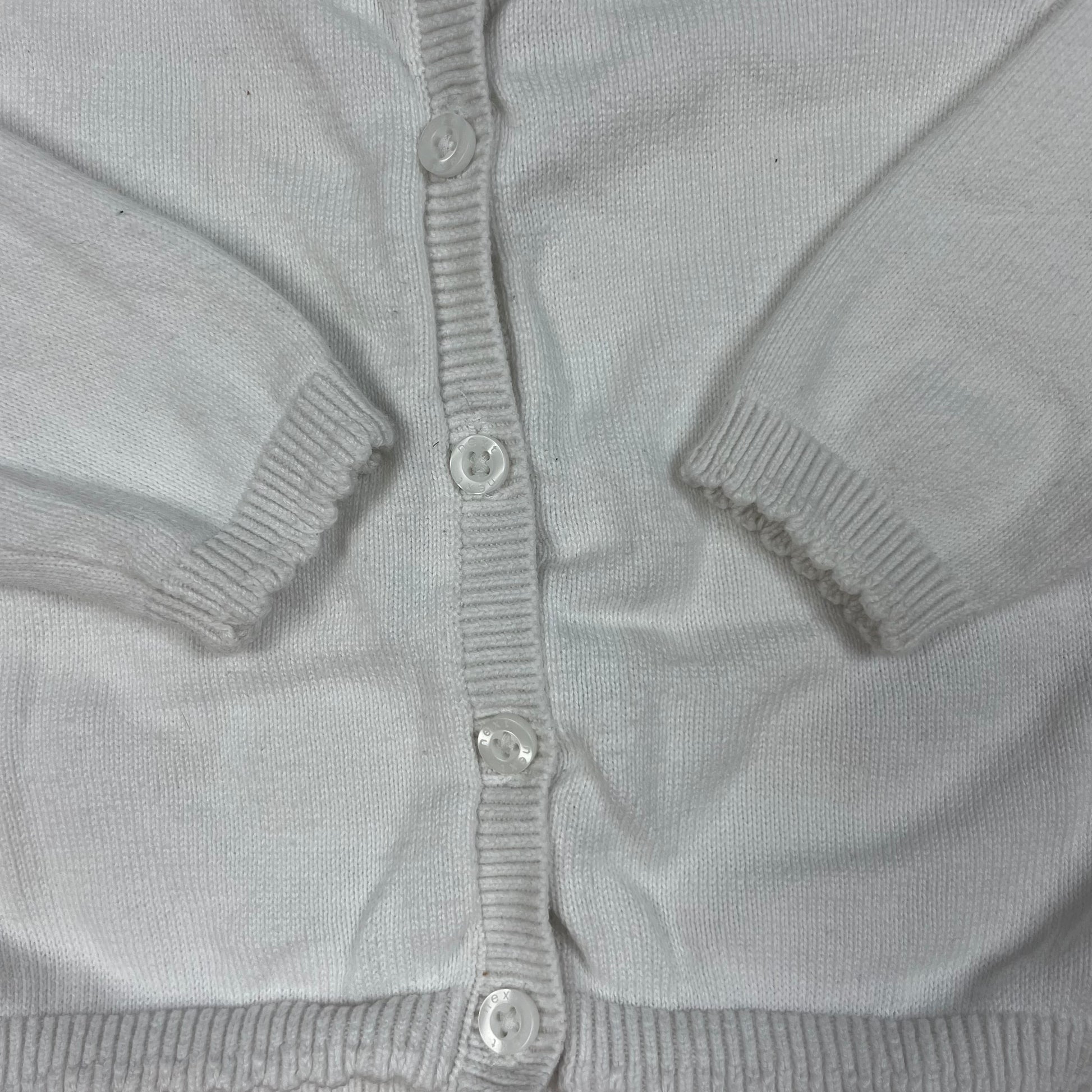 Weiße Baby-Strickjacke aus Baumwolle von Next, Größe 6–9 Monate – detail