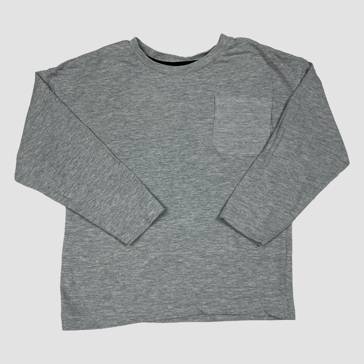 Graues Langarmshirt von George mit Brusttasche, Größe 104–110 – front