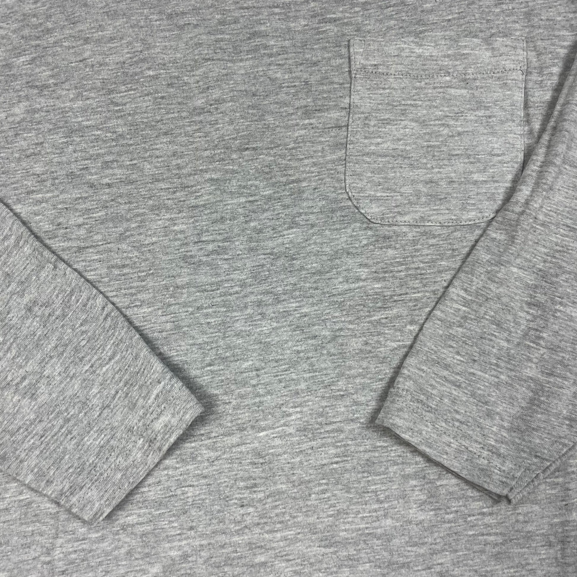 Graues Langarmshirt von George mit Brusttasche, Größe 104–110 – detail