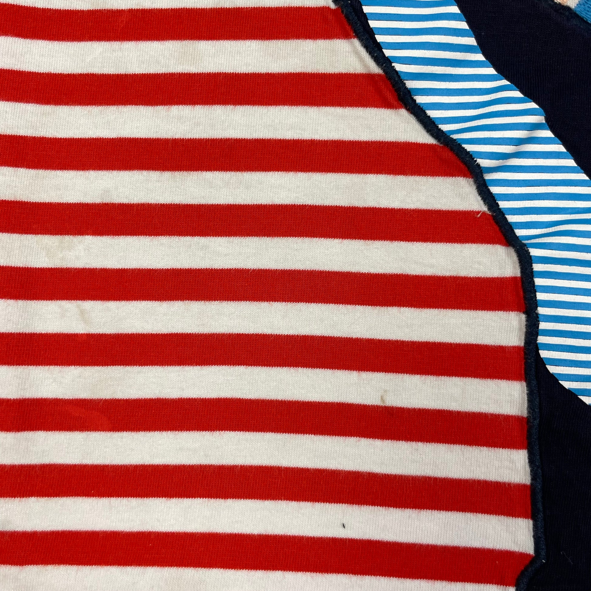 Rot-weiß gestreiftes T-Shirt mit Dinosaurier-Applikation, Größe 4–5 Jahre – detail