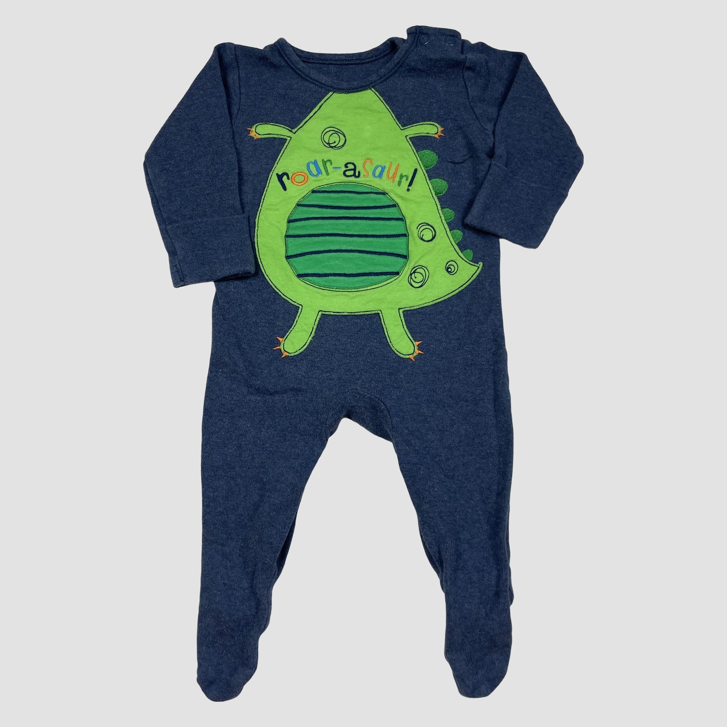 Dunkelblauer Baby-Schlafanzug aus 100% Baumwolle mit grüner Dino-Applikation front