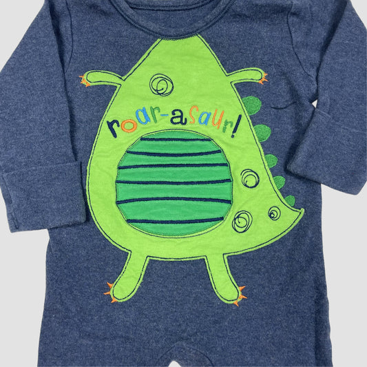 Dunkelblauer Baby-Schlafanzug aus 100% Baumwolle mit grüner Dino-Applikation detail