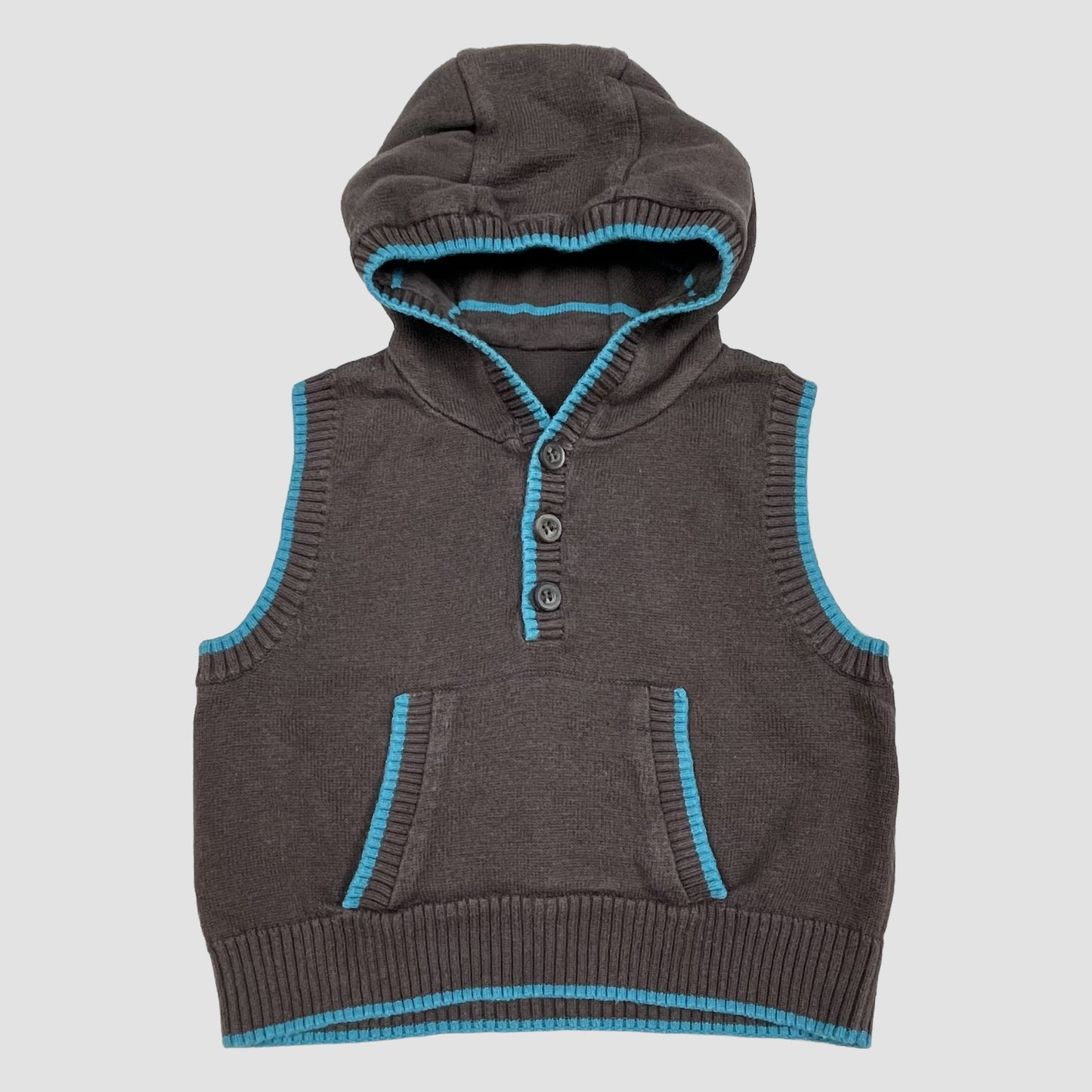 Brauner ärmelloser Kapuzenpullover für Babys mit türkisen Abschlüssen und Kängurutasche, Größe 3–6 Monate – front