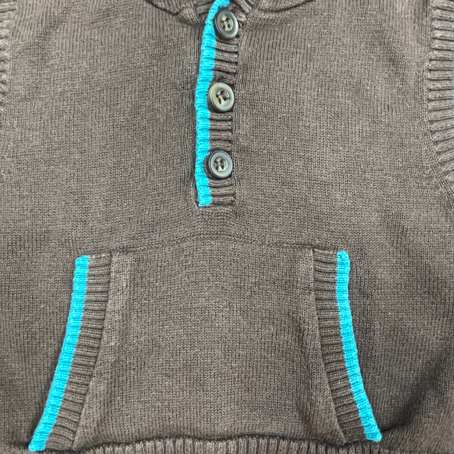 Brauner ärmelloser Kapuzenpullover für Babys mit türkisen Abschlüssen und Kängurutasche, Größe 3–6 Monate – detail