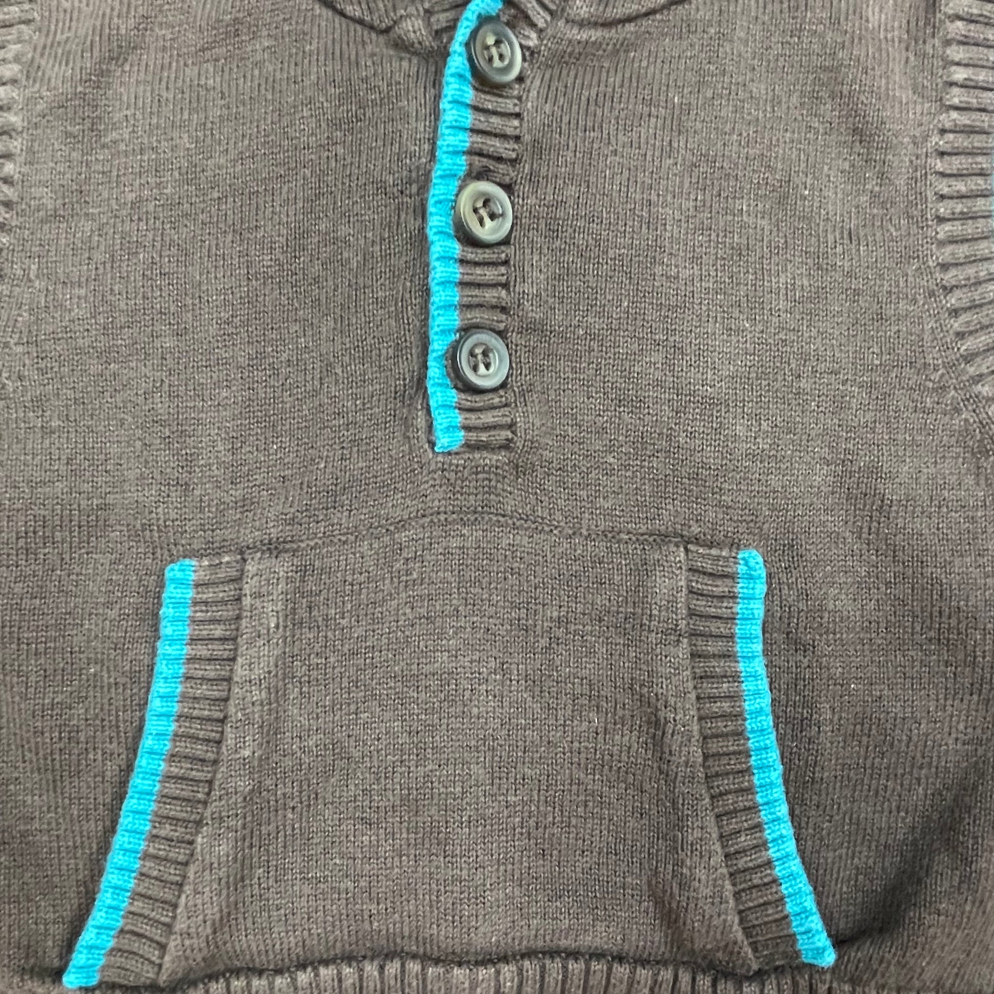 Brauner ärmelloser Kapuzenpullover für Babys mit türkisen Abschlüssen und Kängurutasche, Größe 3–6 Monate – detail