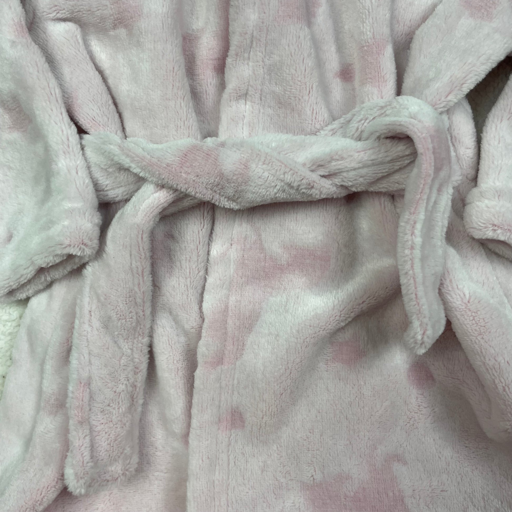 Rosa Baby-Bademantel mit Kapuze, Sternmuster und Bindegürtel, Größe 3–6 Monate – detail