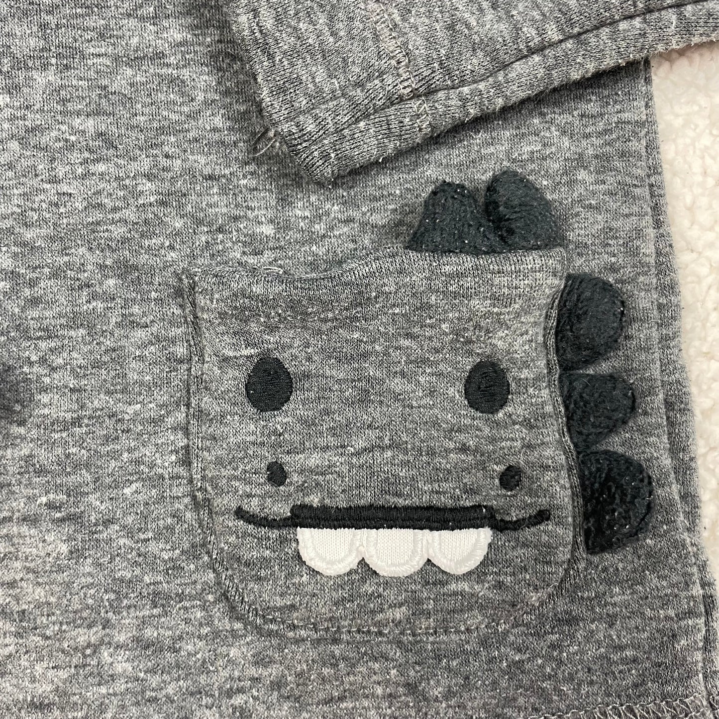 Graues Baby-Sweatshirt mit Dino-Tasche und Schulterknöpfen, Größe 3–6 Monate – detail