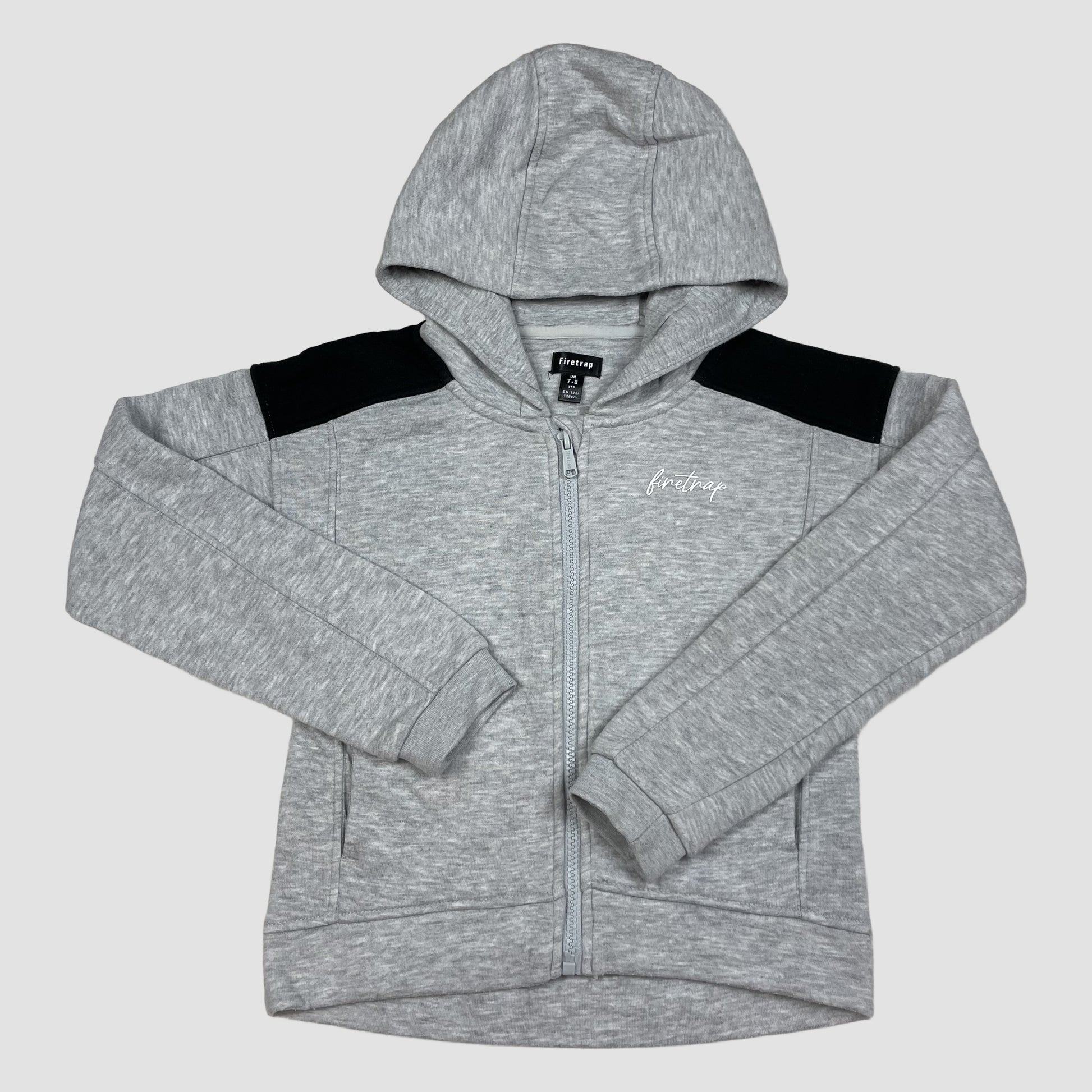 Graue Kapuzenjacke mit Reißverschluss und schwarzen Schulterpartien, Größe 122/128 – front