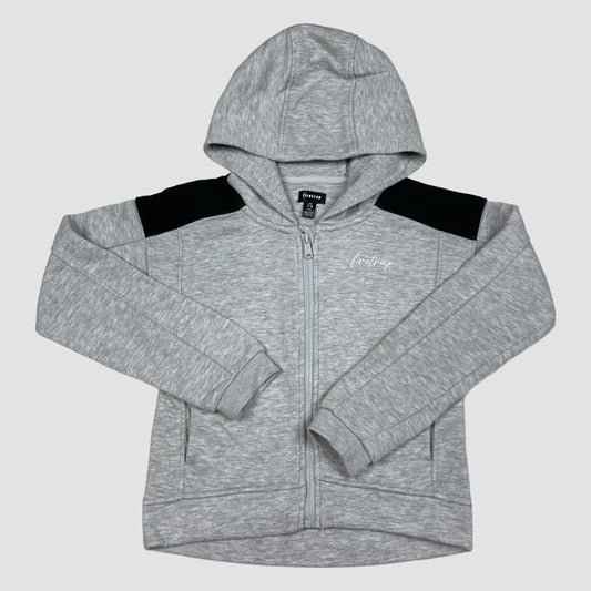 Graue Kapuzenjacke mit Reißverschluss und schwarzen Schulterpartien, Größe 122/128 – front