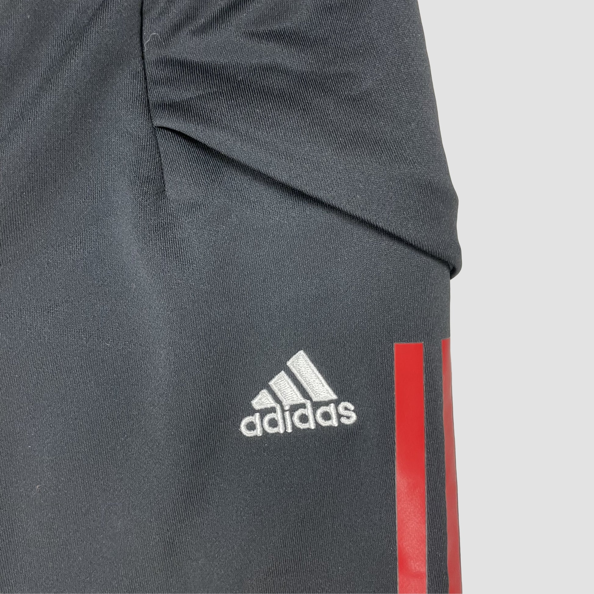 Schwarze Kinder-Trainingshose mit weißen und roten Seitenstreifen und Vereinslogo, Größe 152 – zip