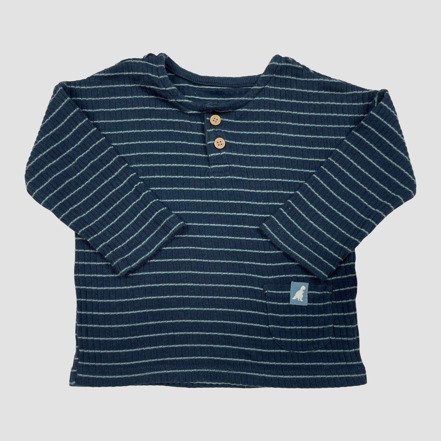 Dunkelblaues gestreiftes Baby-Langarmshirt mit Knopfleiste und Tasche, Größe 6–9 Monate – front