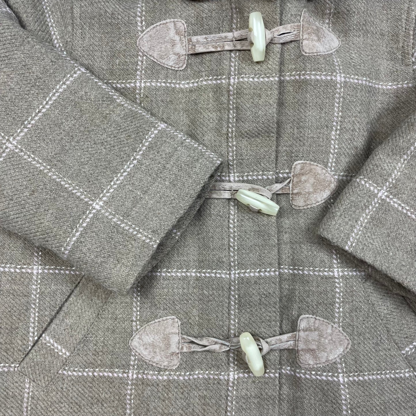 Brauner karierter Dufflecoat mit Kapuze und Knebelverschlüssen, Größe 18M – detail