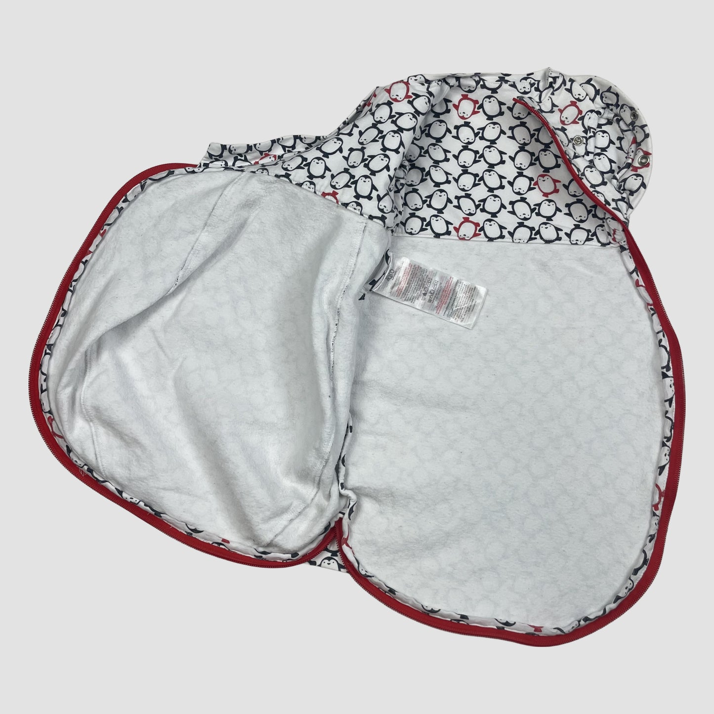 Weißer Pucksack mit Pinguinmuster und rotem Reißverschluss, Größe 0–3 Monate