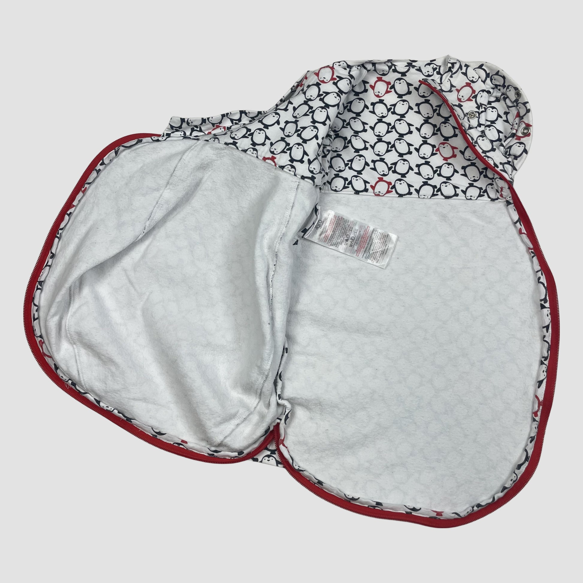 Weißer Pucksack mit Pinguinmuster und rotem Reißverschluss, Größe 0–3 Monate