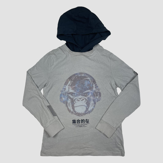 Graues Kinder-Longsleeve mit dunkelblauer Kapuze und großem Gorilla-Print auf der Vorderseite, Größe 128. – front