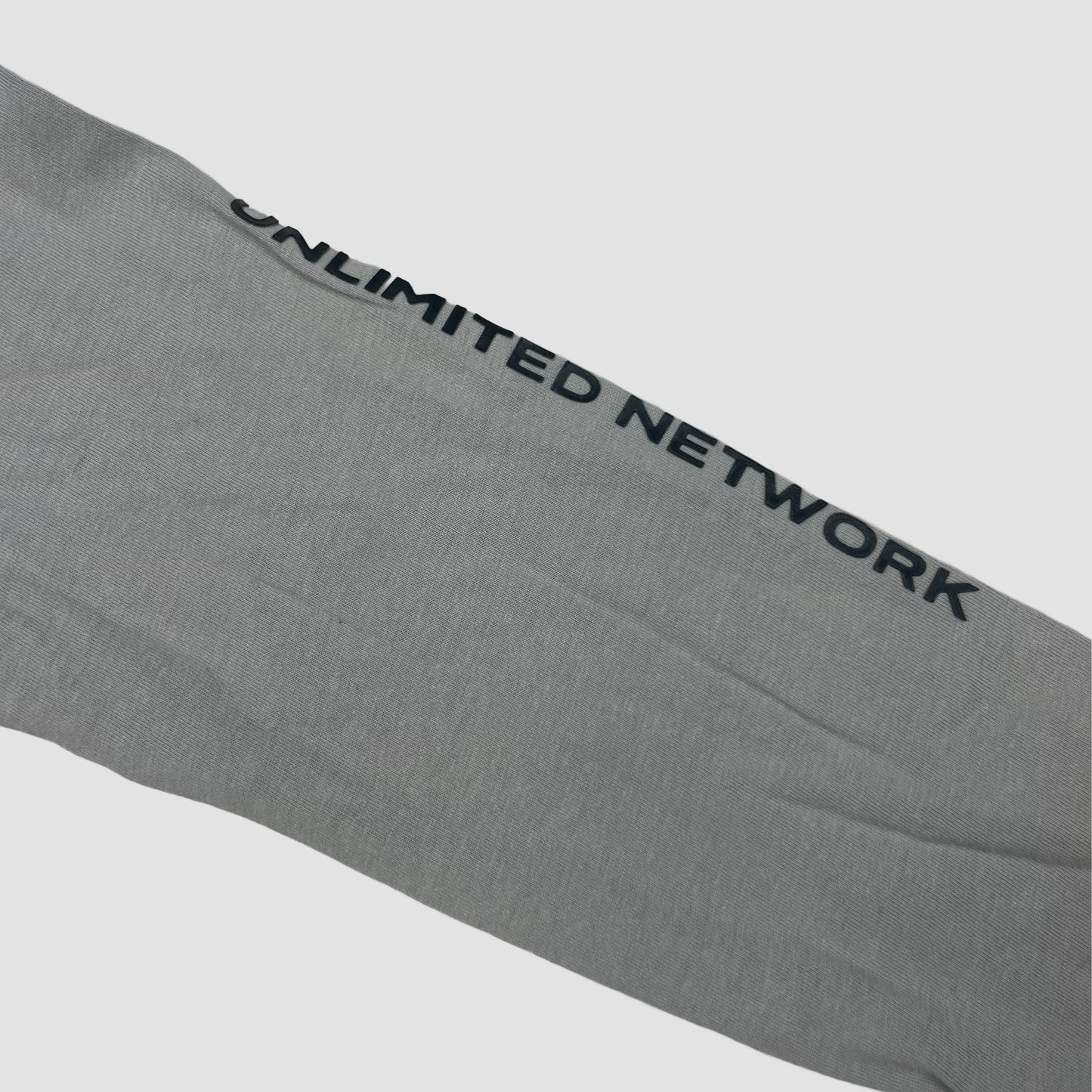 Graues Kinder-Longsleeve mit dunkelblauer Kapuze und großem Gorilla-Print auf der Vorderseite, Größe 128. – detail