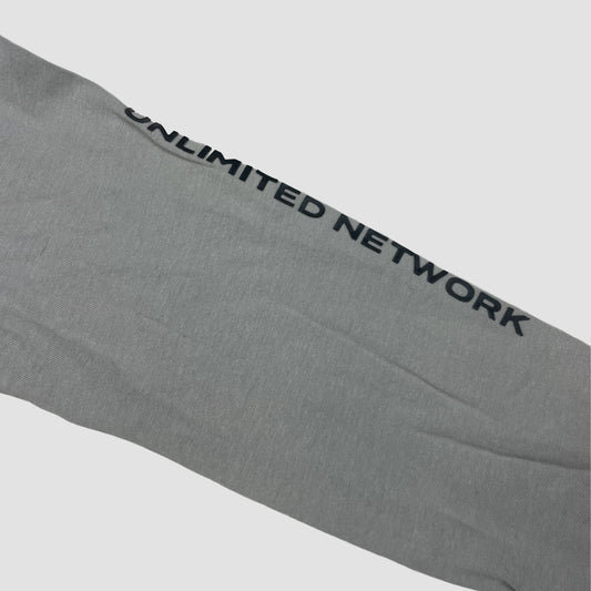 Graues Kinder-Longsleeve mit dunkelblauer Kapuze und großem Gorilla-Print auf der Vorderseite, Größe 128. – detail