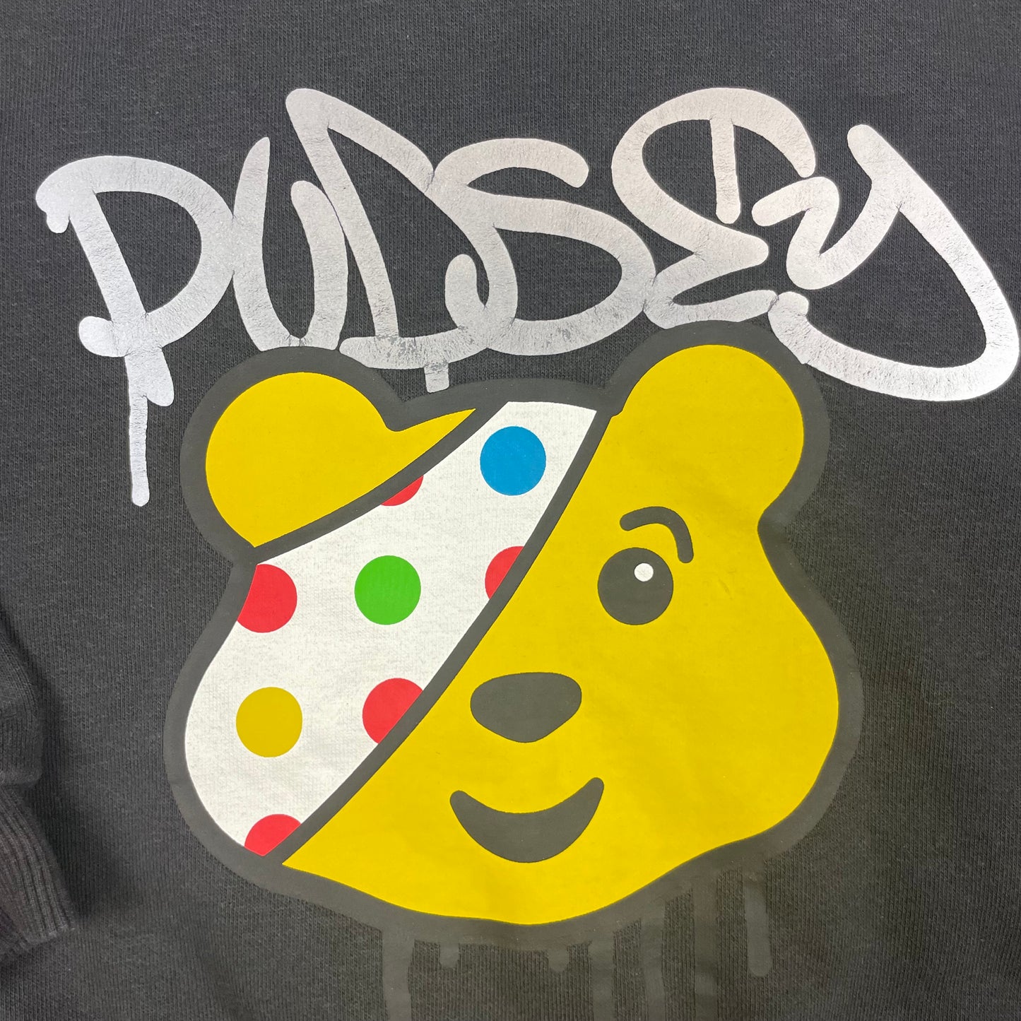 Schwarzes Kinder-Sweatshirt mit Pudsey-Bär Print, Größe 3–4 Jahre – detail