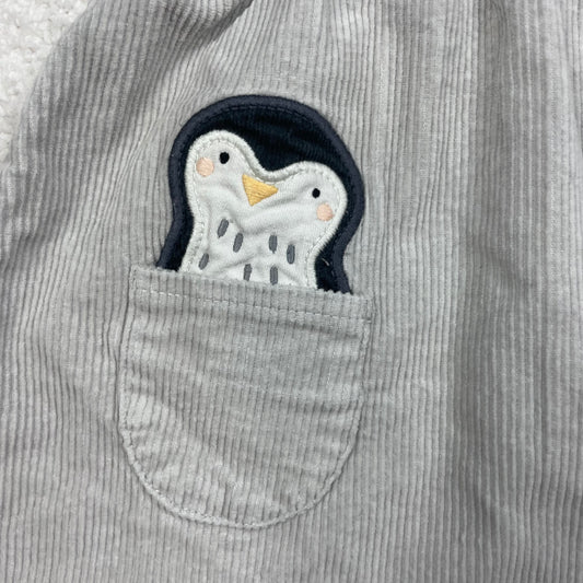 Graues Cord-Trägerkleid mit Pinguin-Taschen, Größe 3–4 Jahre back