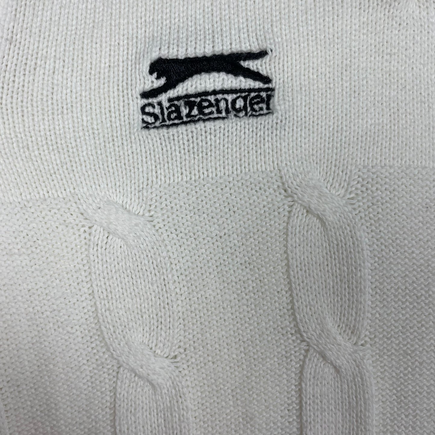 Weiße Kinder-Strickweste aus Baumwolle mit Zopfmuster, Größe 134–140 – detail