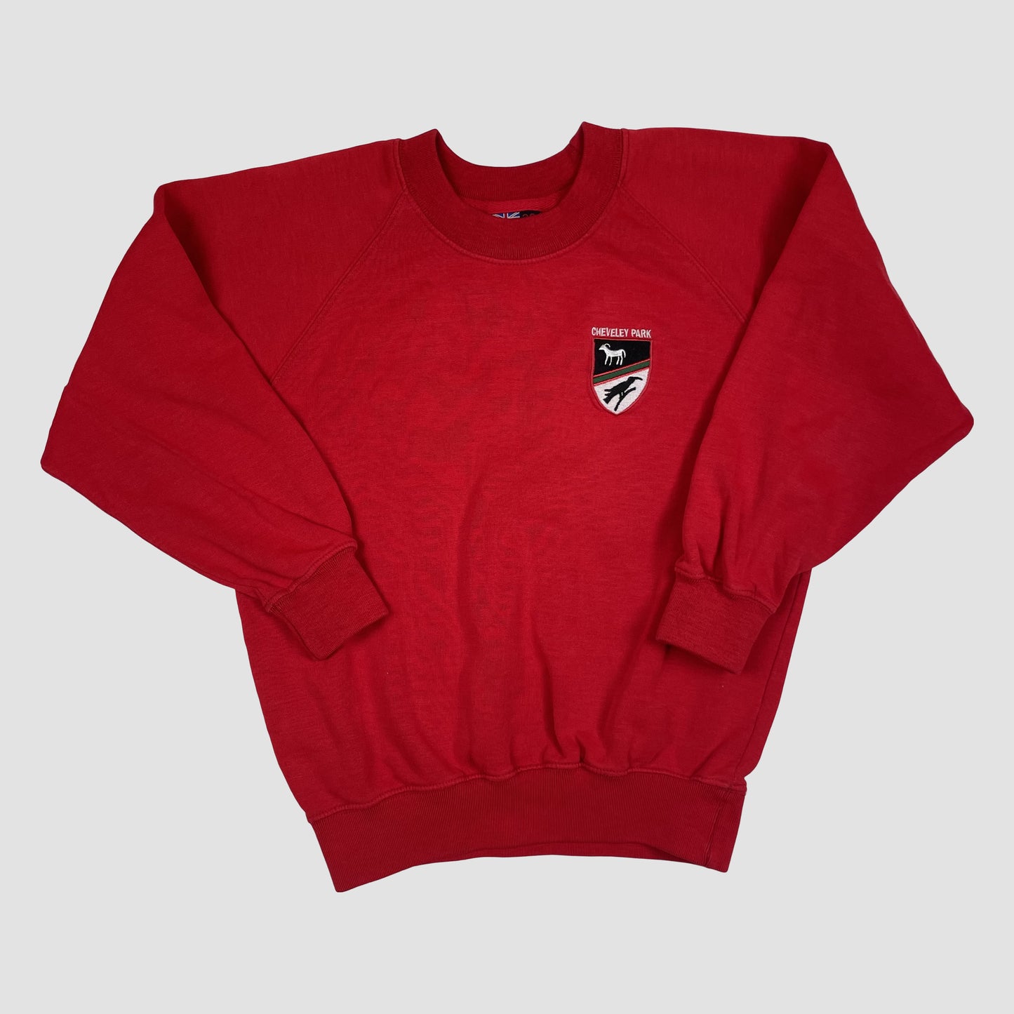 Rotes Kinder-Sweatshirt mit Wappenaufnäher, Rundhalsausschnitt und Bündchen