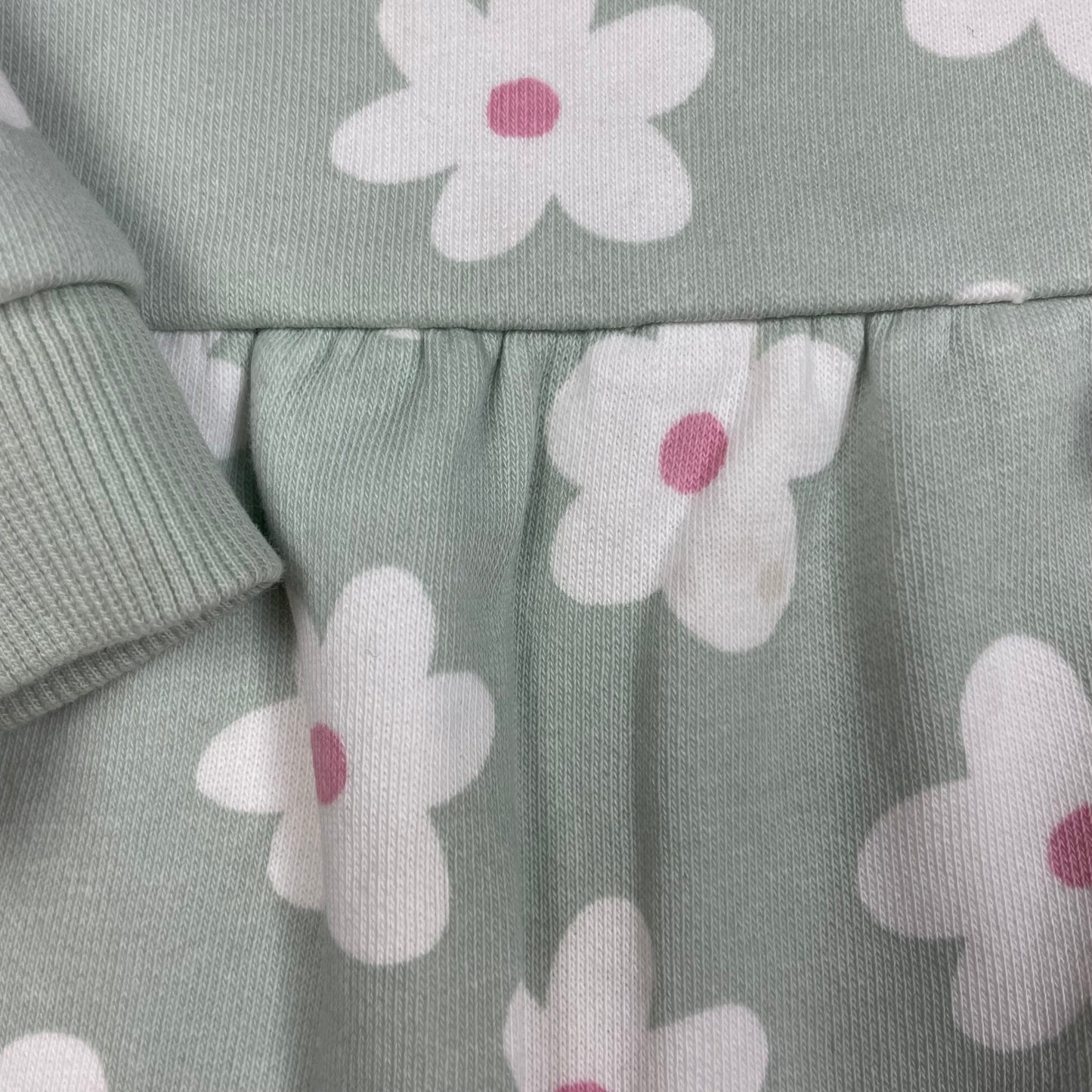 Grünes Baby-Jersey-Kleid mit weißen Blumen, Größe 3–6 Monate – detail