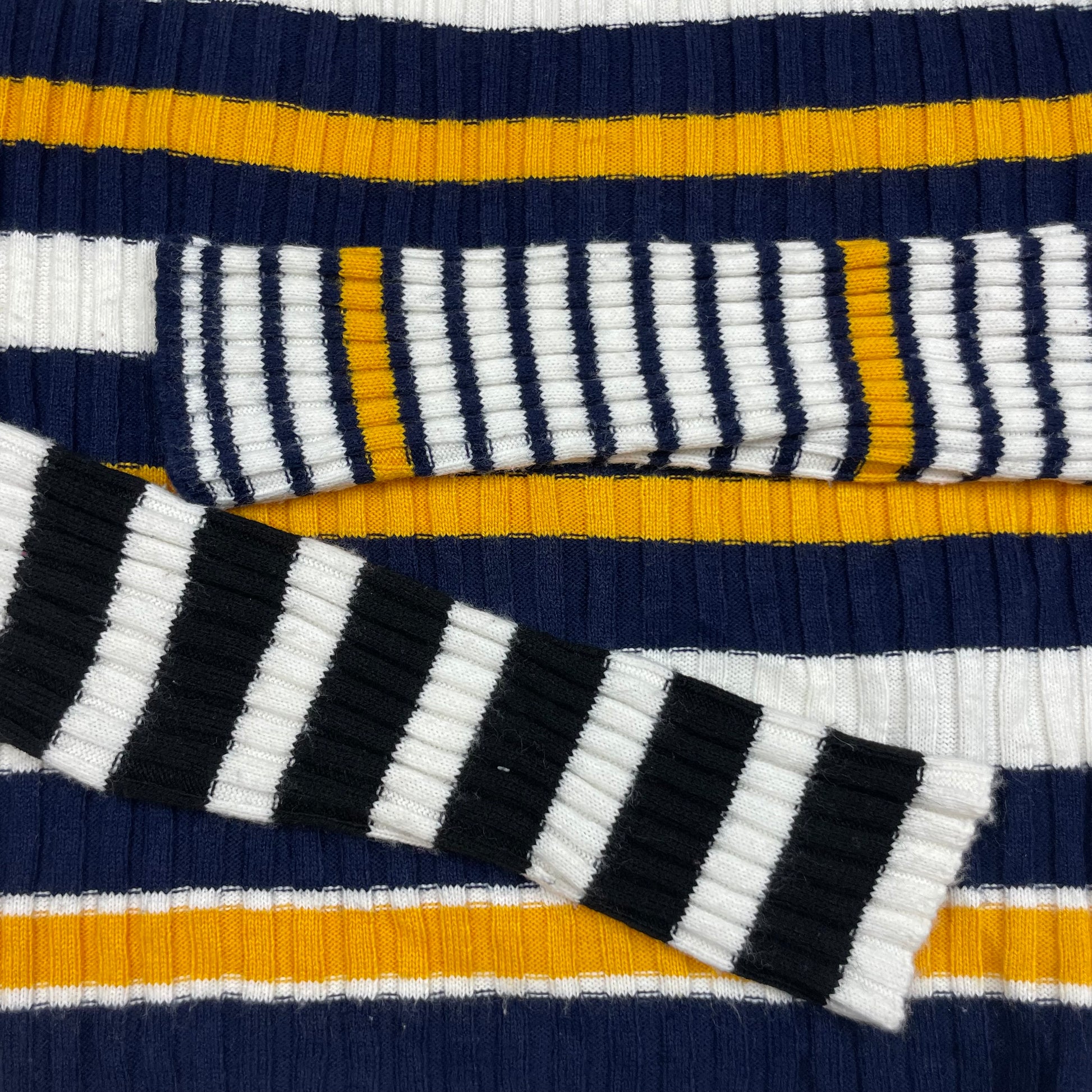 Gestreifter Rippstrick-Pullover in Dunkelblau, Weiß und Gelb mit Rundhalsausschnitt – detail