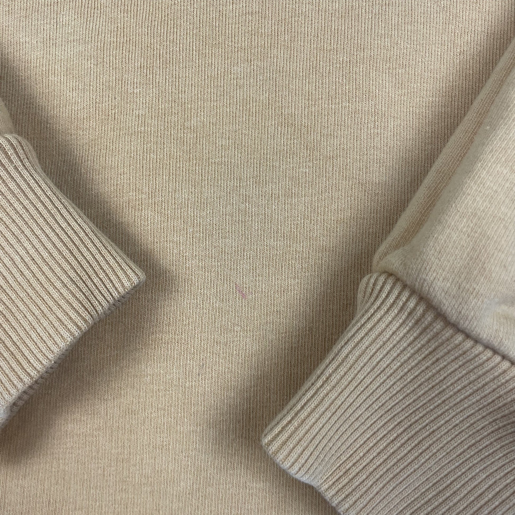 Senfgelbes Sweatshirt mit weißen Ärmelstreifen und NYC-Print, Größe 12–13 Jahre – detail