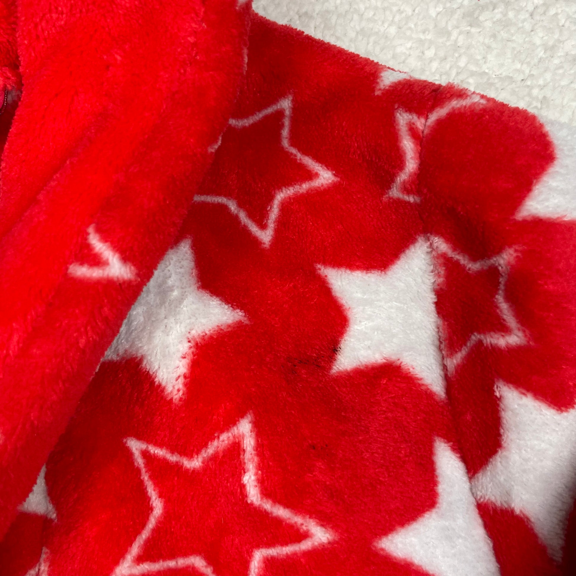 Roter Kinder-Fleece-Bademantel mit weißen Sternen, Gürtel und Taschen, Größe 4–5 Jahre – pocket