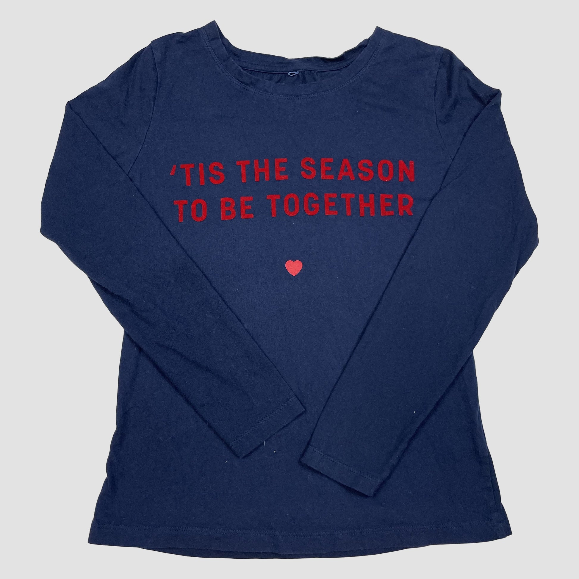 Dunkelblaues Kinder-Langarmshirt mit rotem Schriftzug und Herzmotiv vorne. – front