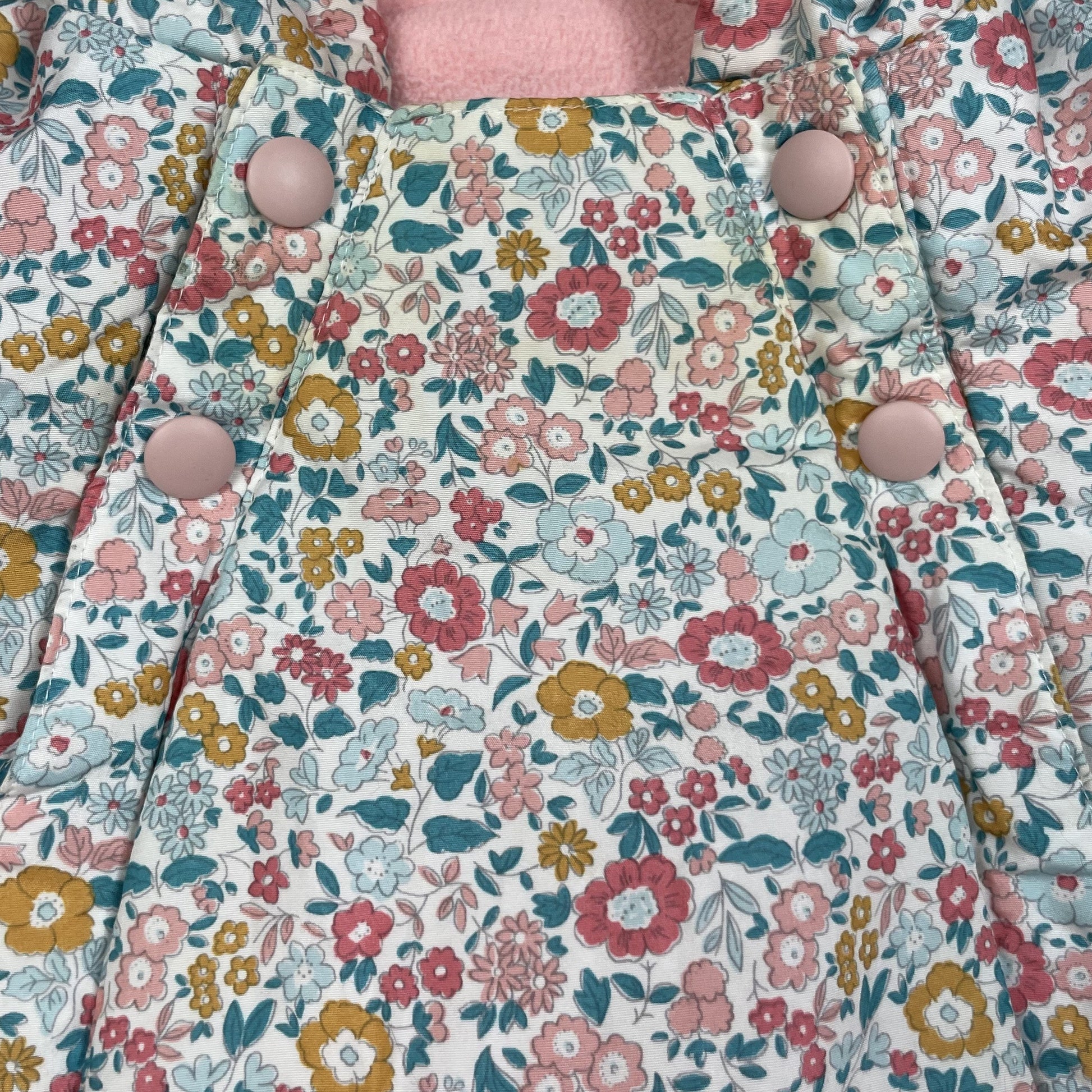 Geblümter wattierter Baby-Overall mit Kapuze, Größe 0-3 Monate – detail
