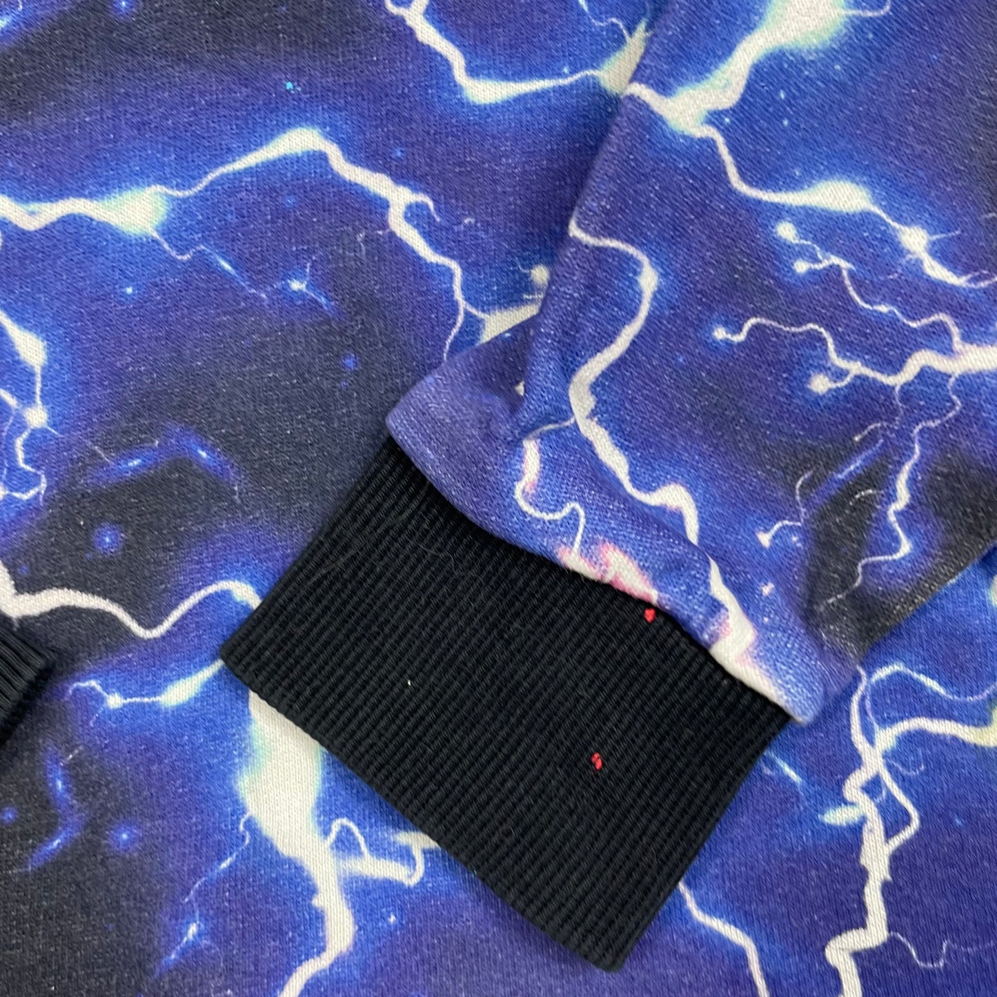 Blauer Kinder-Hoodie mit Blitzmuster, Größe 122 – detail