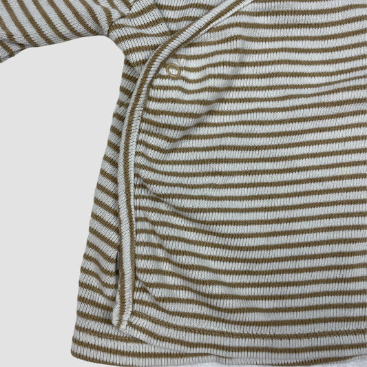 Beige-weiß gestreiftes Wickelshirt mit langen Ärmeln und Druckknöpfen, Größe 6–9 Monate – detail
