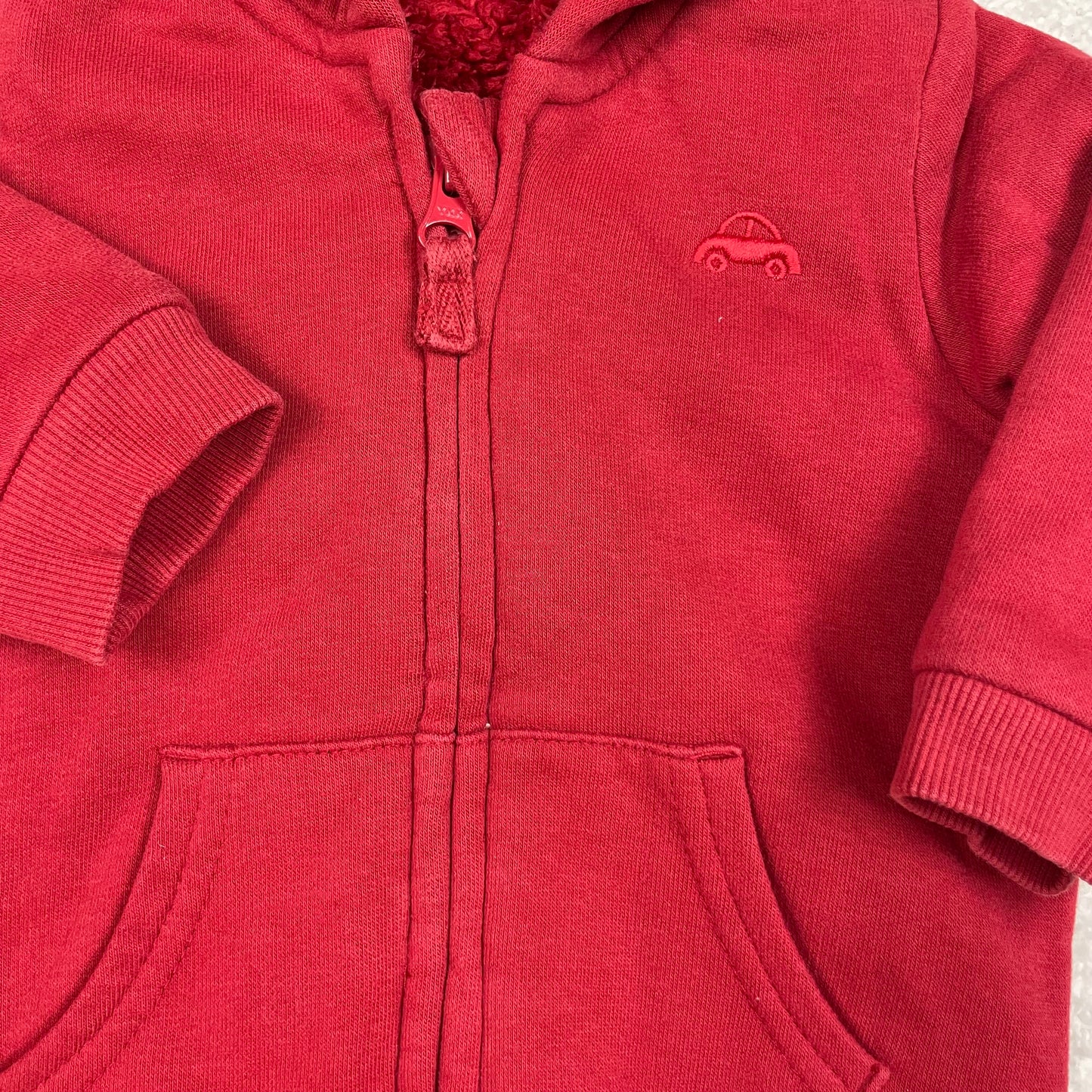 Rote Baby-Sweatjacke mit Kapuze, Teddyfutter und Öhrchen, Größe 3–6 Monate – detail